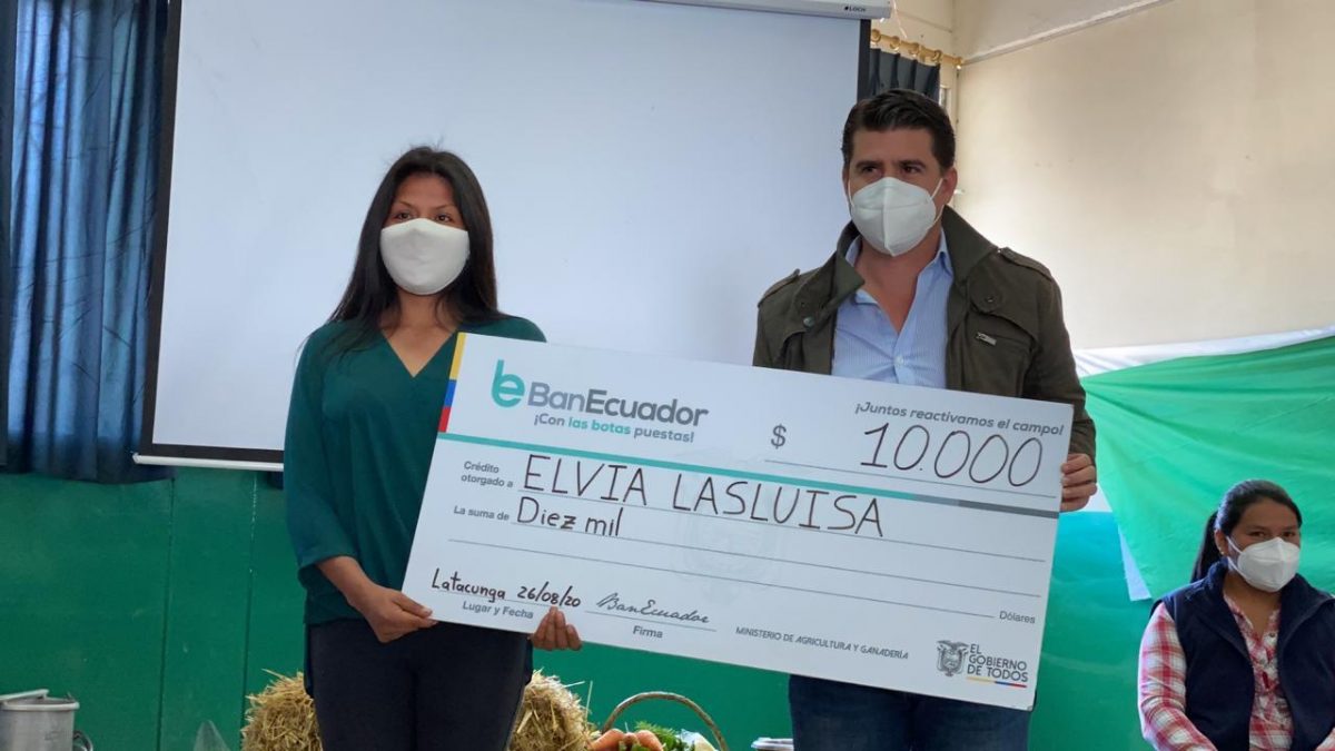 Noticia: La vicepresidenta y el ministro de Agricultura entregaron créditos a las mujeres rurales de Cotopaxi La vicepresidenta y el ministro de Agricultura entregaron créditos a las mujeres rurales de Cotopaxi
