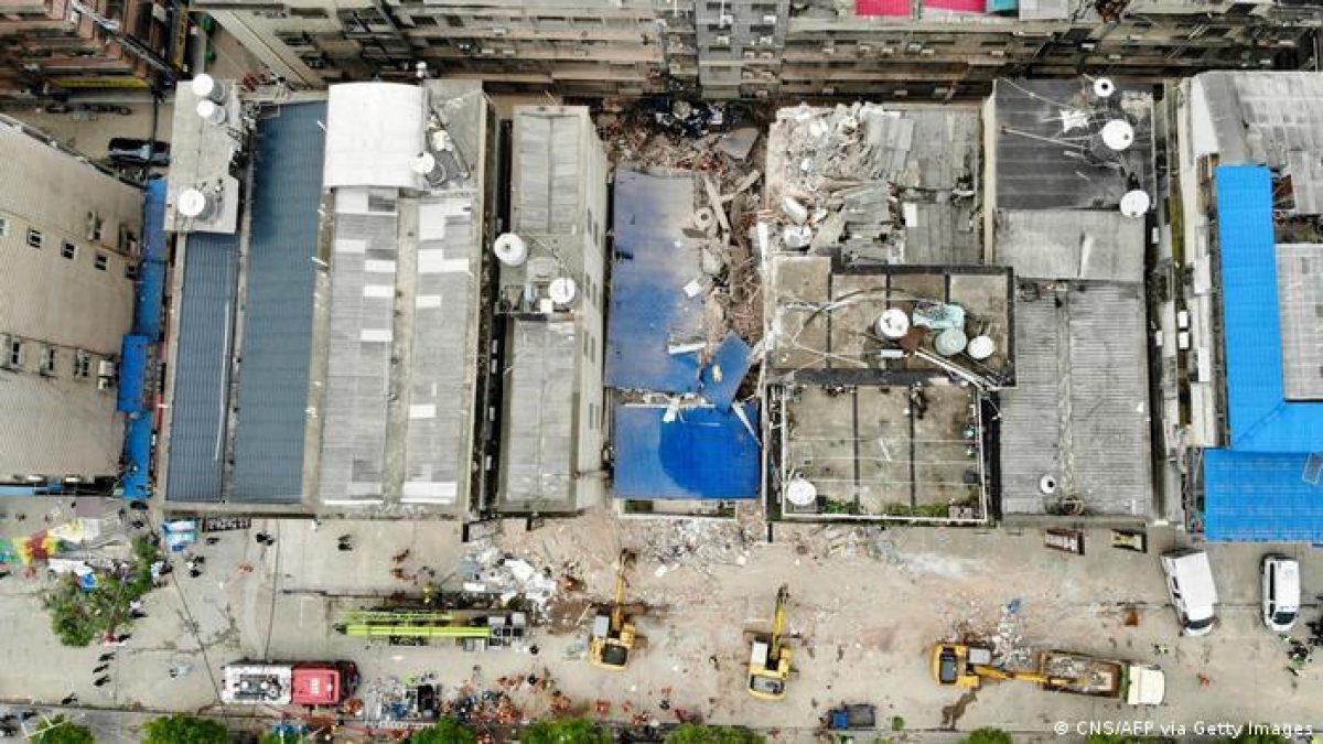 Noticia: Se registran 40 desaparecidos tras el derrumbe de un edificio en China Se registran 40 desaparecidos tras el derrumbe de un edificio en China