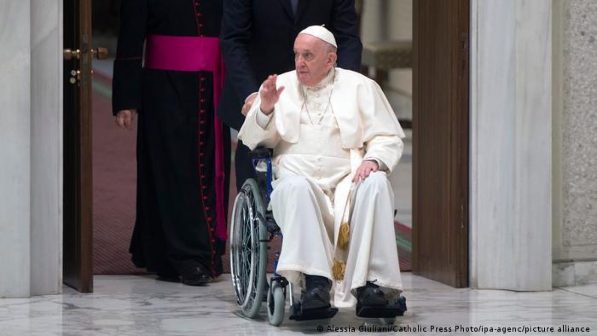 Noticia: Papa Francisco se presenta en silla de ruedas por primera vez debido a dolor de rodilla Papa Francisco se presenta en silla de ruedas por primera vez debido a dolor de rodilla