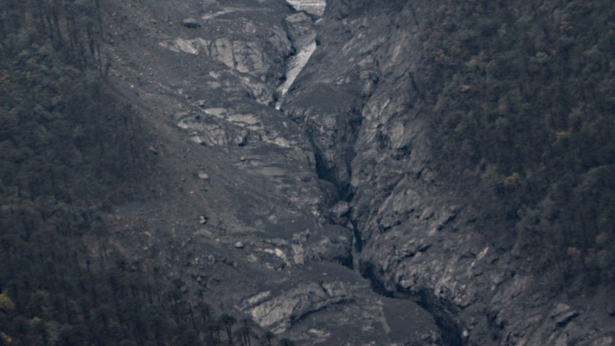 Noticia: India: Un río se vuelve negro y desata pánico en la población India: Un río se vuelve negro y desata pánico en la población