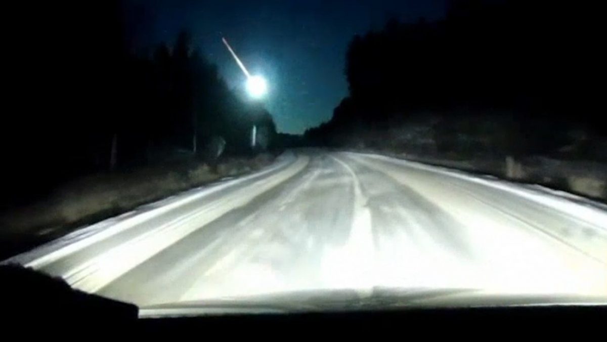 Noticia: Graban un cuerpo celeste luminoso cruzando el cielo sobre varias regiones de Rusia Graban un cuerpo celeste luminoso cruzando el cielo sobre varias regiones de Rusia