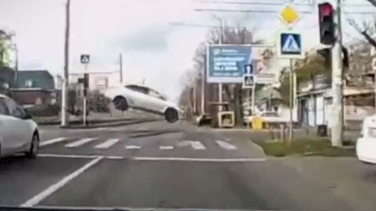 Noticia: El gran salto de un carro en los rieles de tranvía se hizo viral El gran salto de un carro en los rieles de tranvía se hizo viral