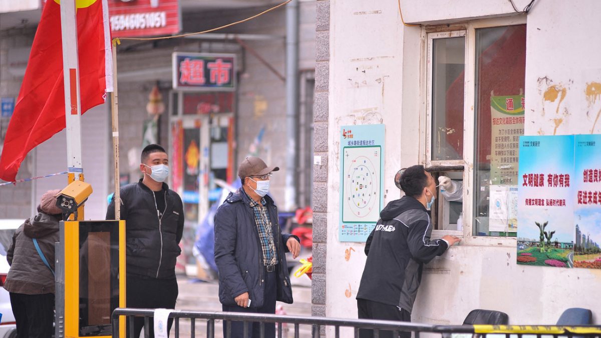 Noticia: Una ciudad china paga 1.570 dólares a personas que den positivo en un test de COVID-19 Una ciudad china paga 1.570 dólares a personas que den positivo en un test de COVID-19
