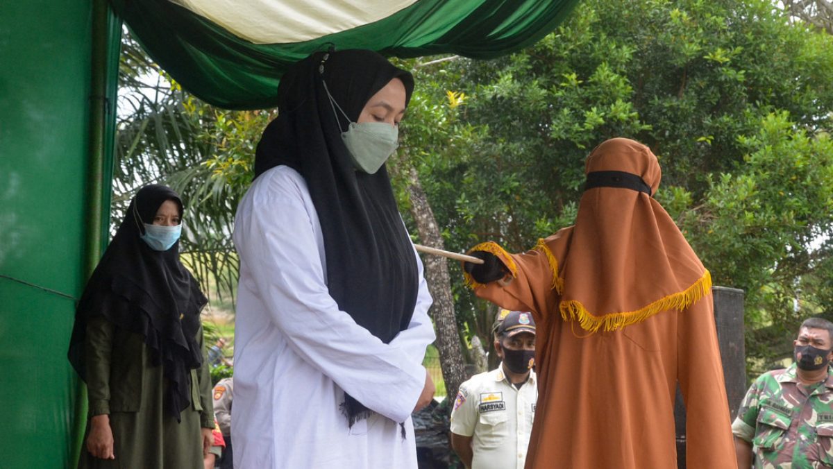 Noticia: Mujer indonesia recibe 100 bastonazos por cometer adulterio Mujer indonesia recibe 100 bastonazos por cometer adulterio
