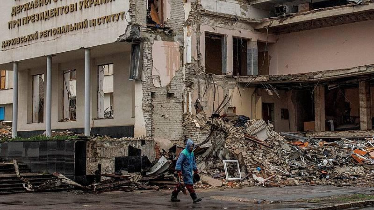 Noticia: Siete personas son fusiladas por las fuerzas rusas en un pueblo de Ucrania Siete personas son fusiladas por las fuerzas rusas en un pueblo de Ucrania