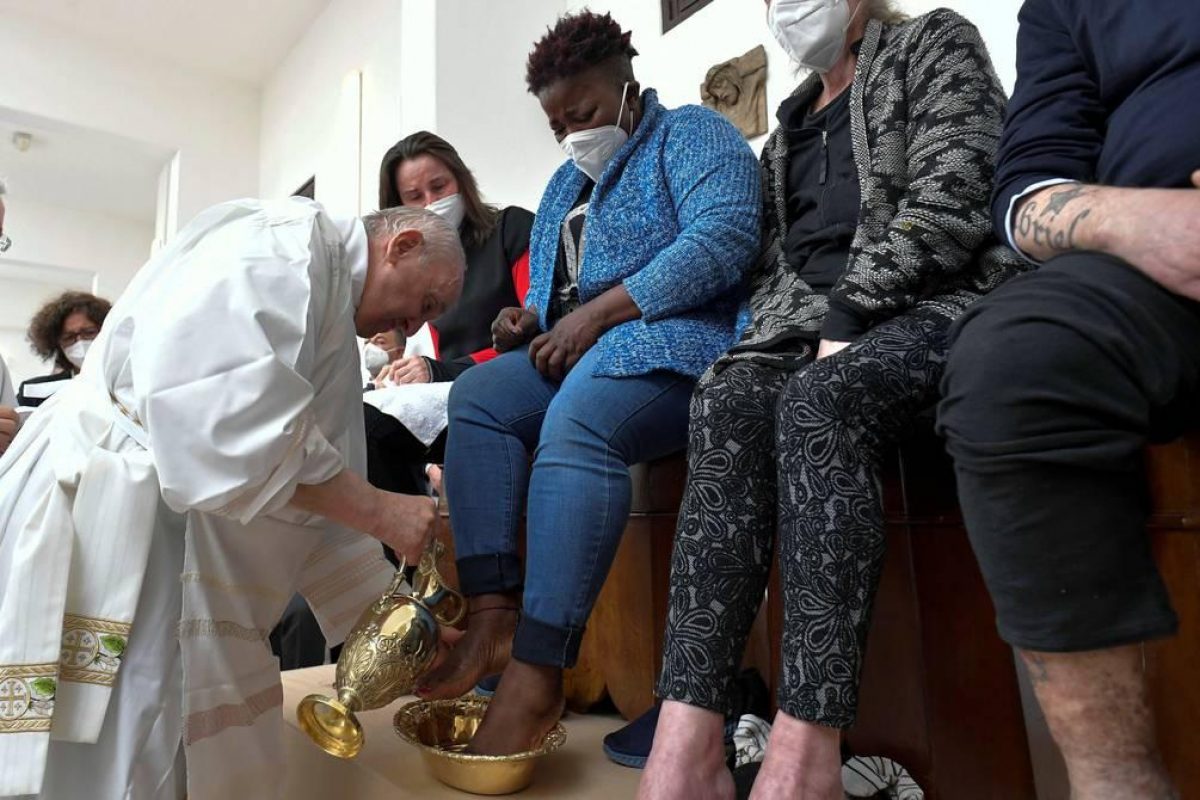 Noticia: El papa Francisco celebró en una cárcel de Italia el tradicional lavado de pies del Jueves Santo El papa Francisco celebró en una cárcel de Italia el tradicional lavado de pies del Jueves Santo