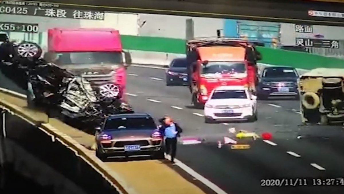 Noticia: Grave accidente: Un carro da vueltas de campana y cae de un puente Grave accidente: Un carro da vueltas de campana y cae de un puente