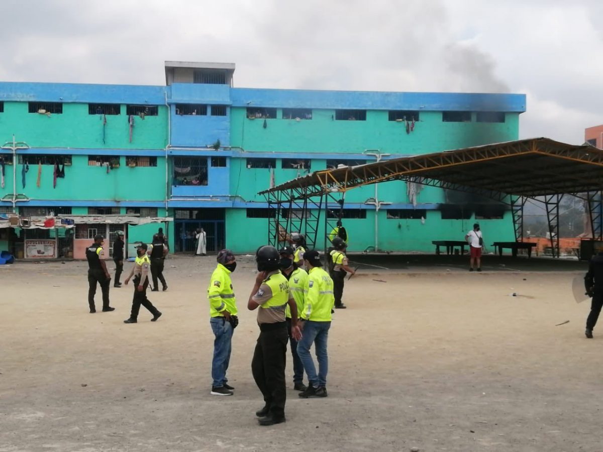 Noticia: ACTUALIZACIÓN: Amotinamiento deja ocho muertos dentro de una cárcel de Esmeraldas ACTUALIZACIÓN: Amotinamiento deja ocho muertos dentro de una cárcel de Esmeraldas