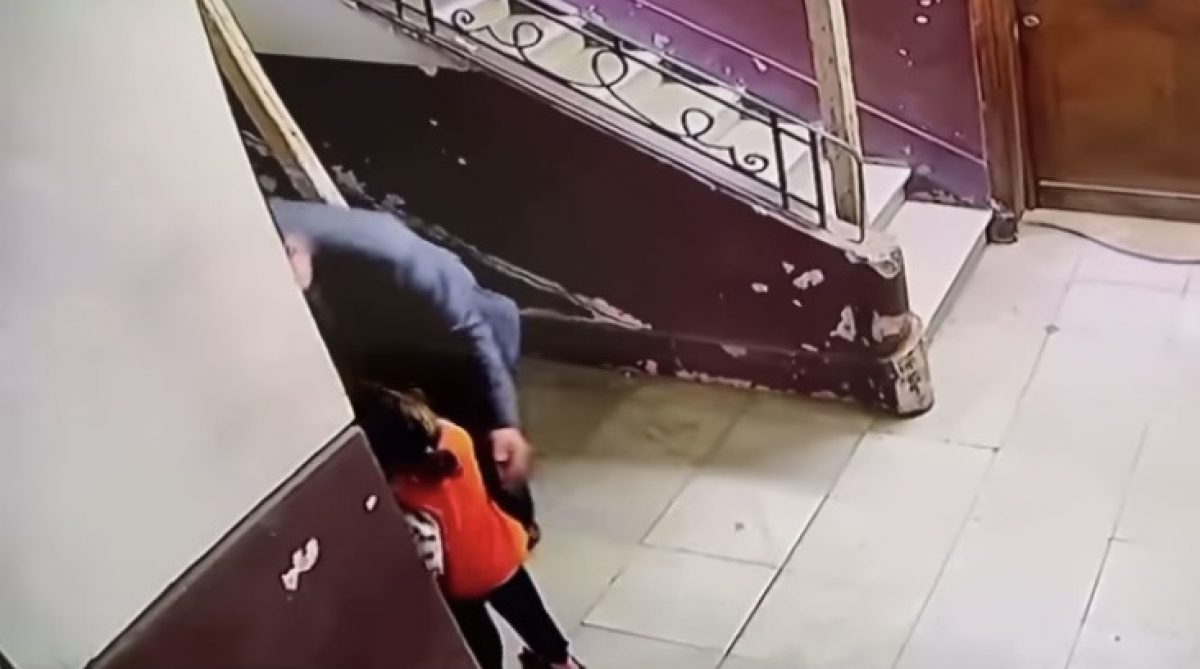 Noticia: Una mujer salva a una niña de un pedófilo gracias a una cámara de vigilancia Una mujer salva a una niña de un pedófilo gracias a una cámara de vigilancia