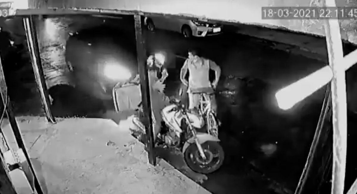 Noticia: Atropellan a un delincuente que estaba robando a un repartidor de comida Atropellan a un delincuente que estaba robando a un repartidor de comida