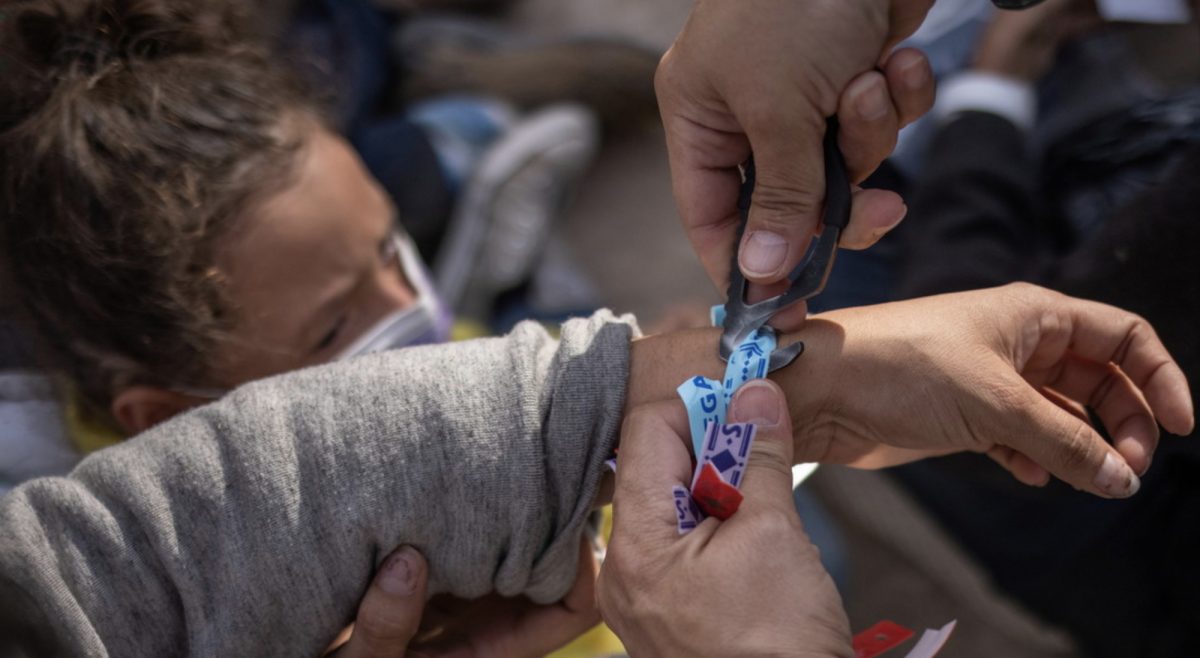 Noticia: Brazaletes de distintos colores usan migrantes para que los cárteles no los asesinen en su camino a EE.UU. Brazaletes de distintos colores usan migrantes para que los cárteles no los asesinen en su camino a EE.UU.
