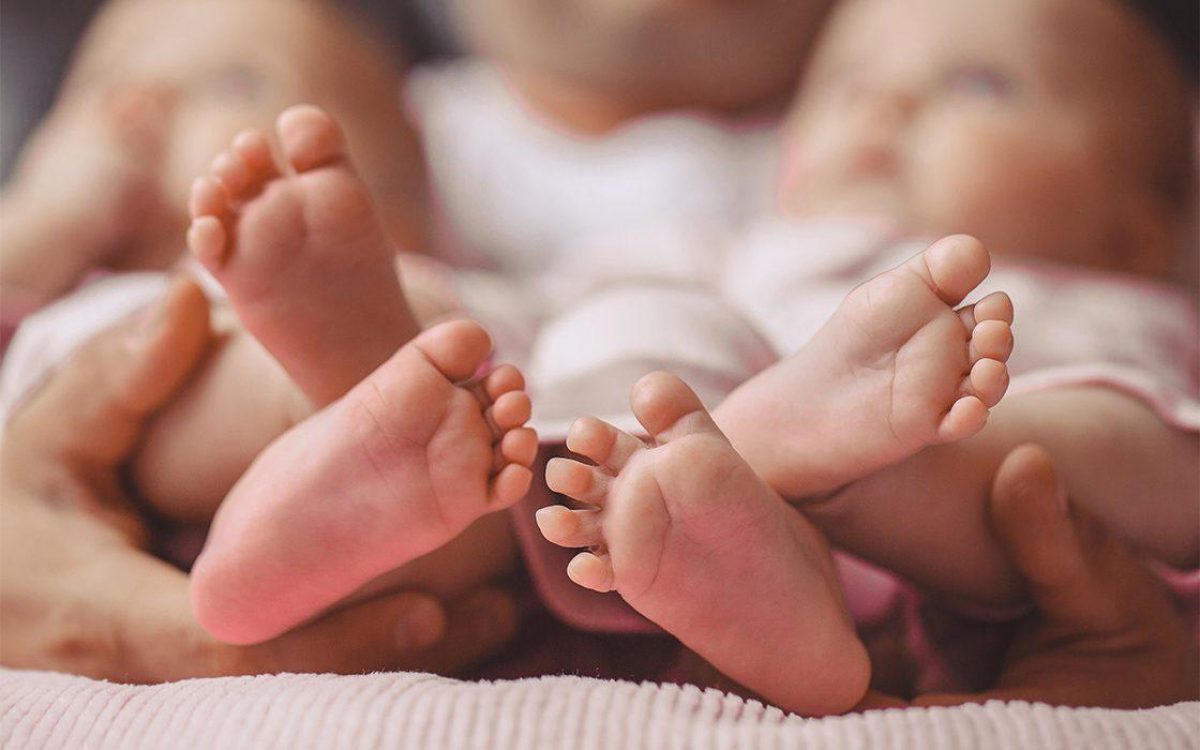 Noticia: Una mujer da a luz a dos bebés engendrados con tres semanas de diferencia Una mujer da a luz a dos bebés engendrados con tres semanas de diferencia