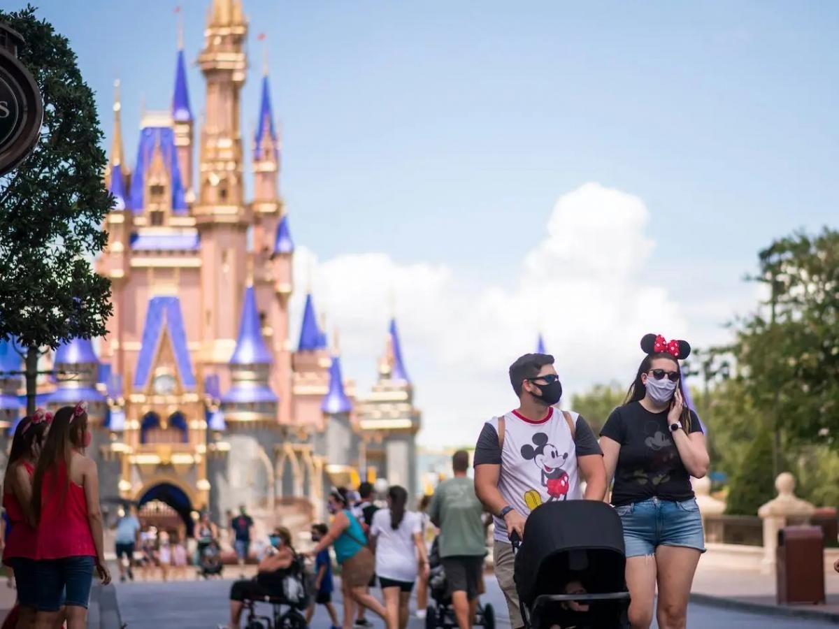 Noticia: Una persona fue detenida por escapar a un control de temperatura en un parque de diversiones en Estados Unidos Una persona fue detenida por escapar a un control de temperatura en un parque de diversiones en Estados Unidos