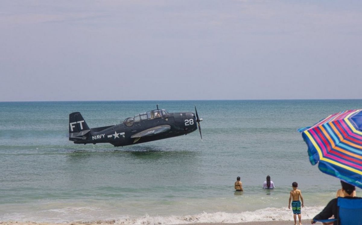 Noticia: Avión de la Segunda Guerra Mundial ameriza en una playa llena de turistas Avión de la Segunda Guerra Mundial ameriza en una playa llena de turistas