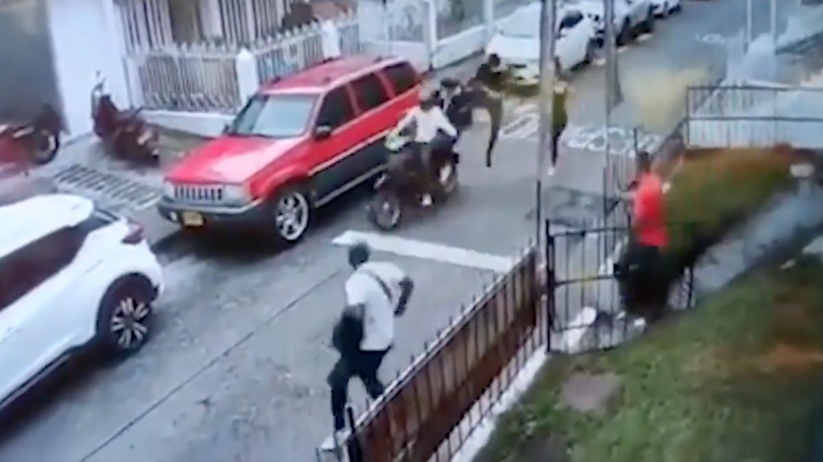 Noticia: Un hombre detiene de una patada voladora a dos ladrones en moto Un hombre detiene de una patada voladora a dos ladrones en moto