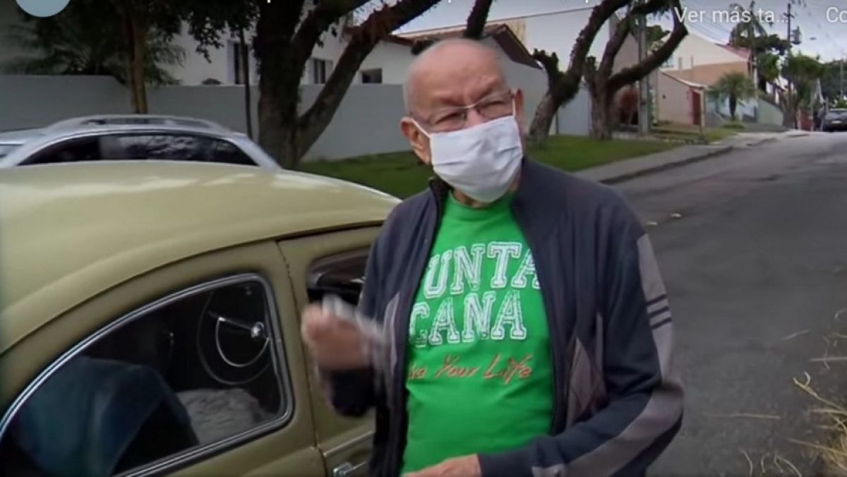 Noticia: Exalumnos sorprenden a profesor que vendió su auto por deudas Exalumnos sorprenden a profesor que vendió su auto por deudas