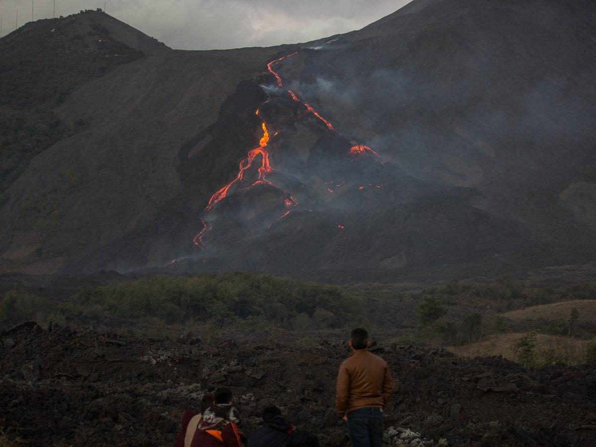 Noticia: Una pizza horneada sobre la lava ¿la comerías? Una pizza horneada sobre la lava ¿la comerías?