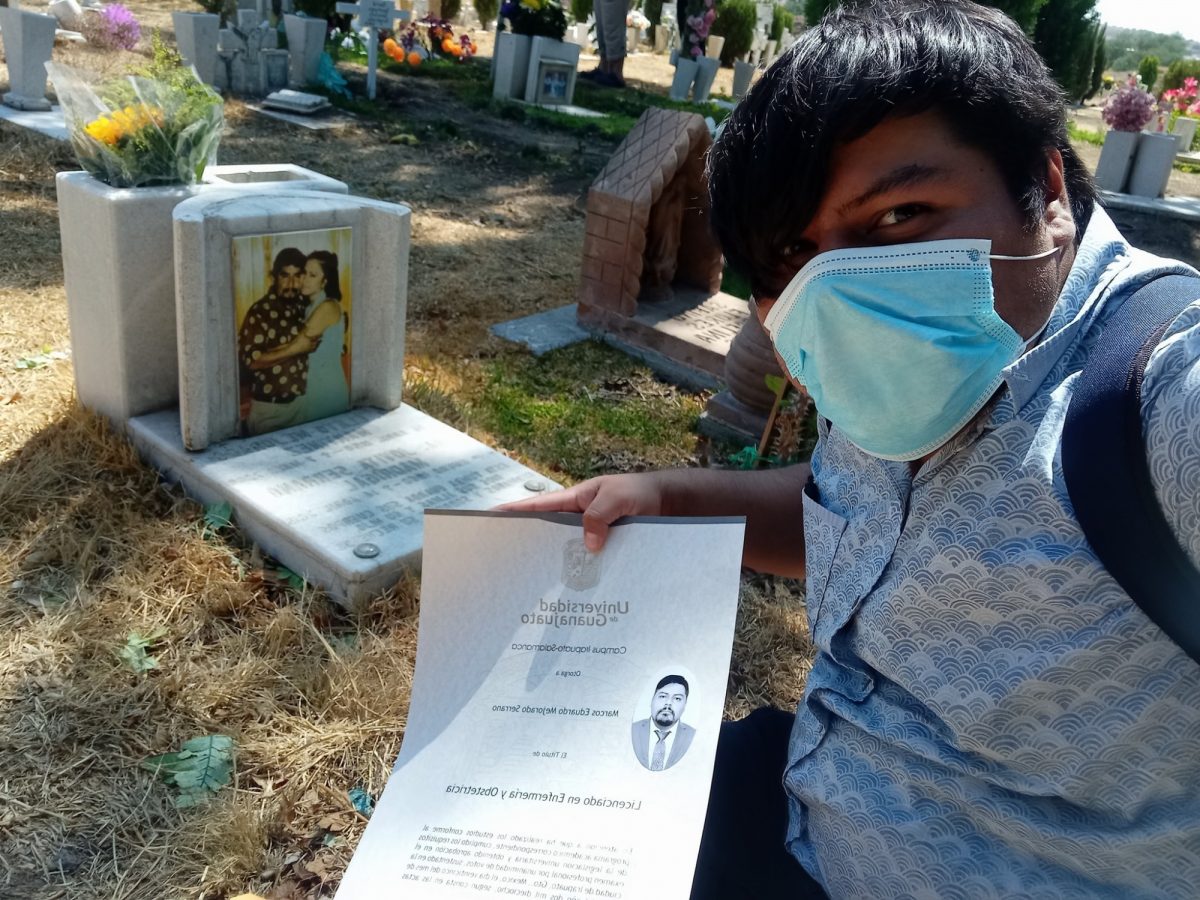 Noticia: Joven conmueve al llevar título a la tumba de sus padres Joven conmueve al llevar título a la tumba de sus padres