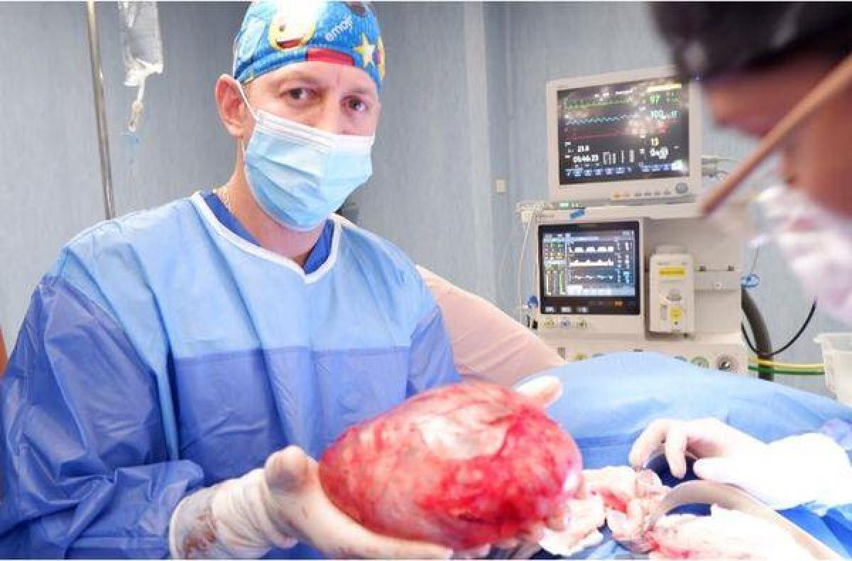 Noticia: Manabí: joven fue al médico porque no tenía apetito y le extirpan un tumor gigantesco Manabí: joven fue al médico porque no tenía apetito y le extirpan un tumor gigantesco