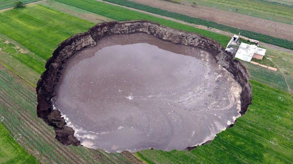 Noticia: El socavón gigante en México se expande y comienza a 'devorar' una casa El socavón gigante en México se expande y comienza a 'devorar' una casa