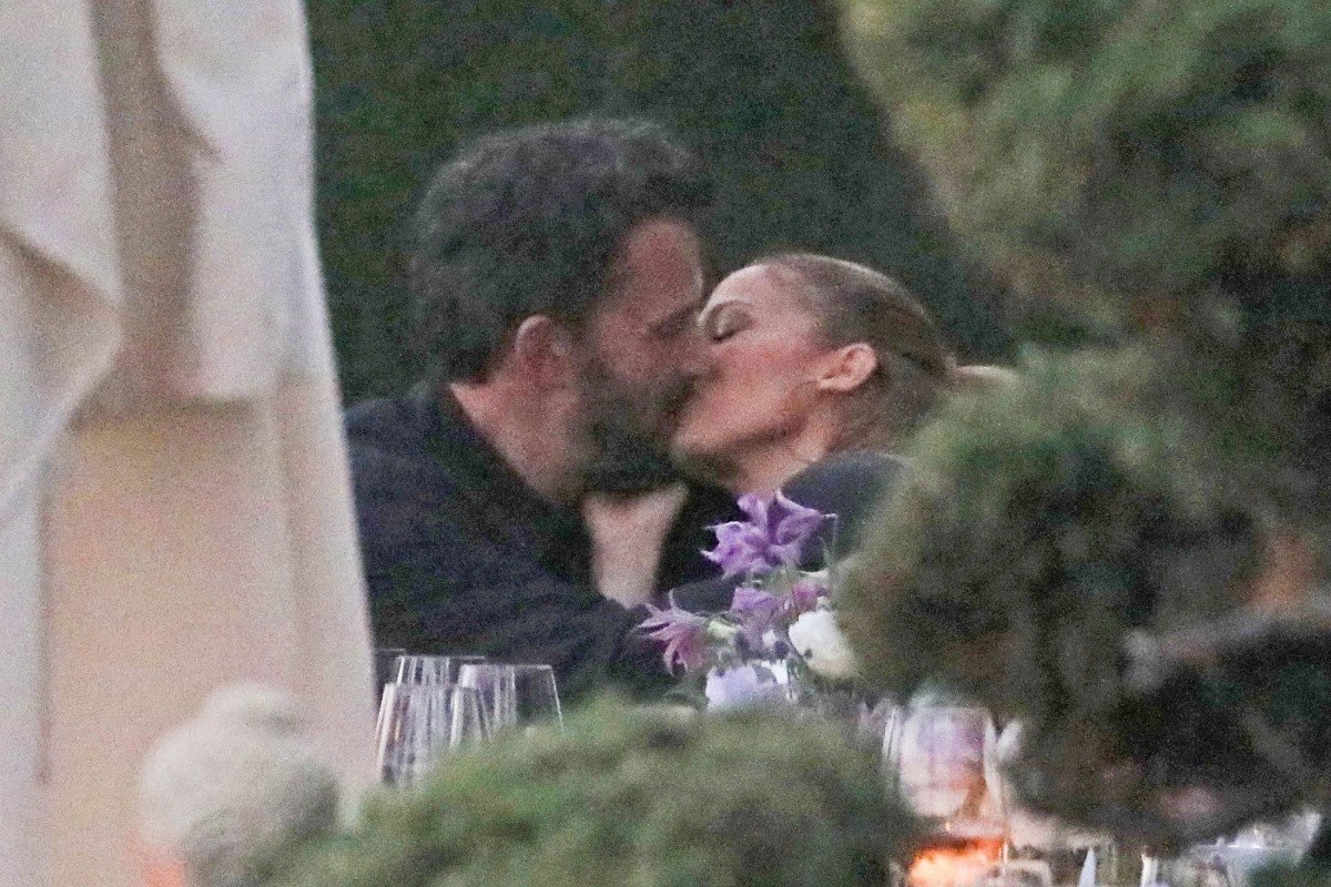 Noticia: JLo y Ben Affleck fueron captados besándose en romántica cena JLo y Ben Affleck fueron captados besándose en romántica cena