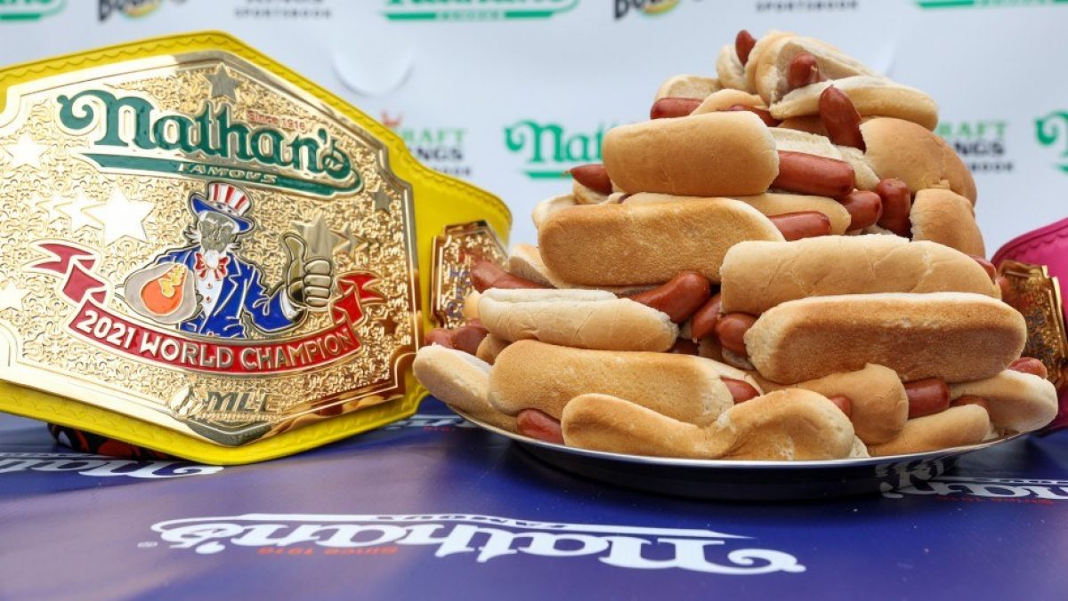Noticia: Hombre bate récord al comer 76 hot dogs y bollos en 10 minutos en un concurso Hombre bate récord al comer 76 hot dogs y bollos en 10 minutos en un concurso