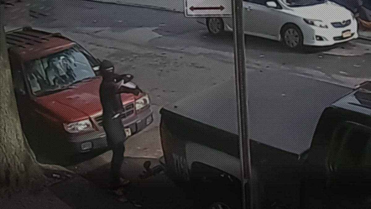 Noticia: Un hombre enmascarado inicia balacera en Nueva York Un hombre enmascarado inicia balacera en Nueva York