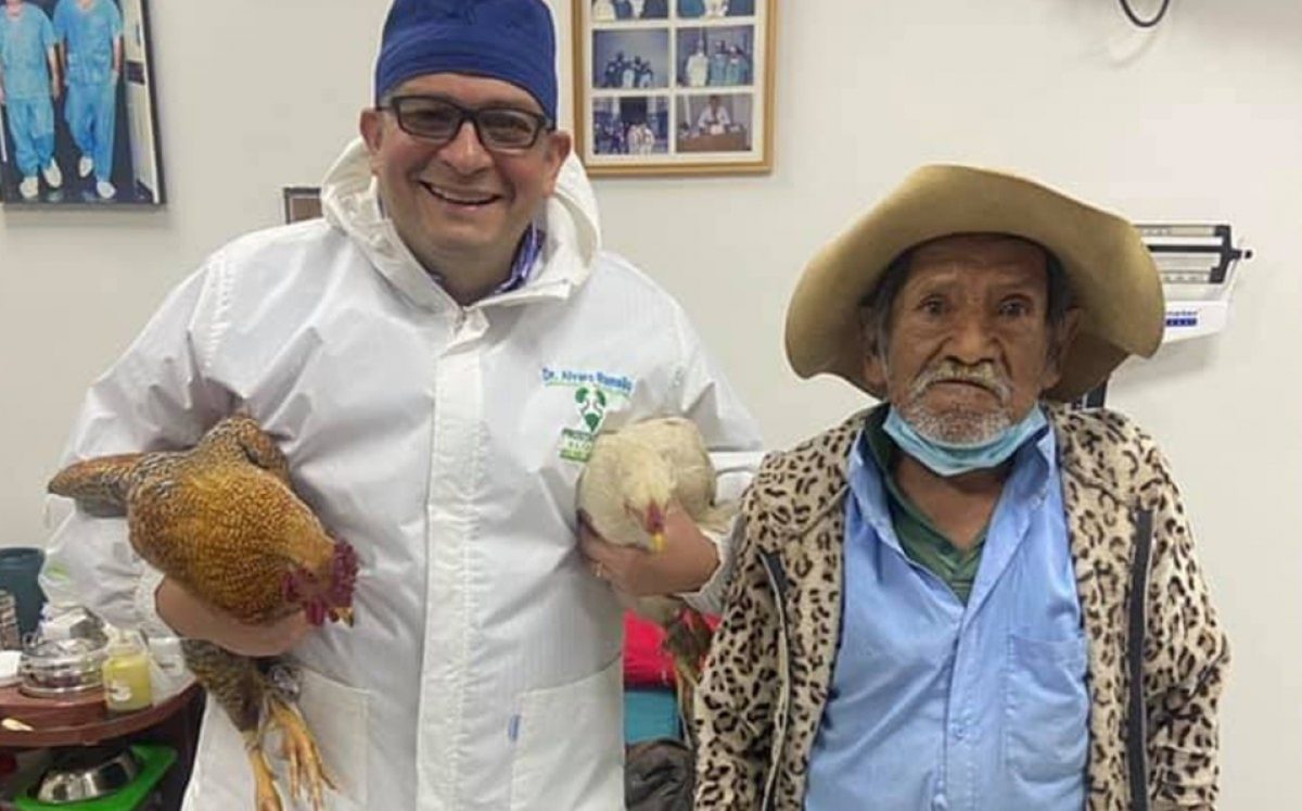 Noticia: Una persona paga una operación de próstata con dos gallinas Una persona paga una operación de próstata con dos gallinas