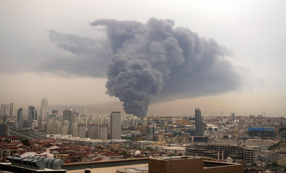 Noticia: Impresionantes imágenes de un enorme incendio en Estambul Impresionantes imágenes de un enorme incendio en Estambul