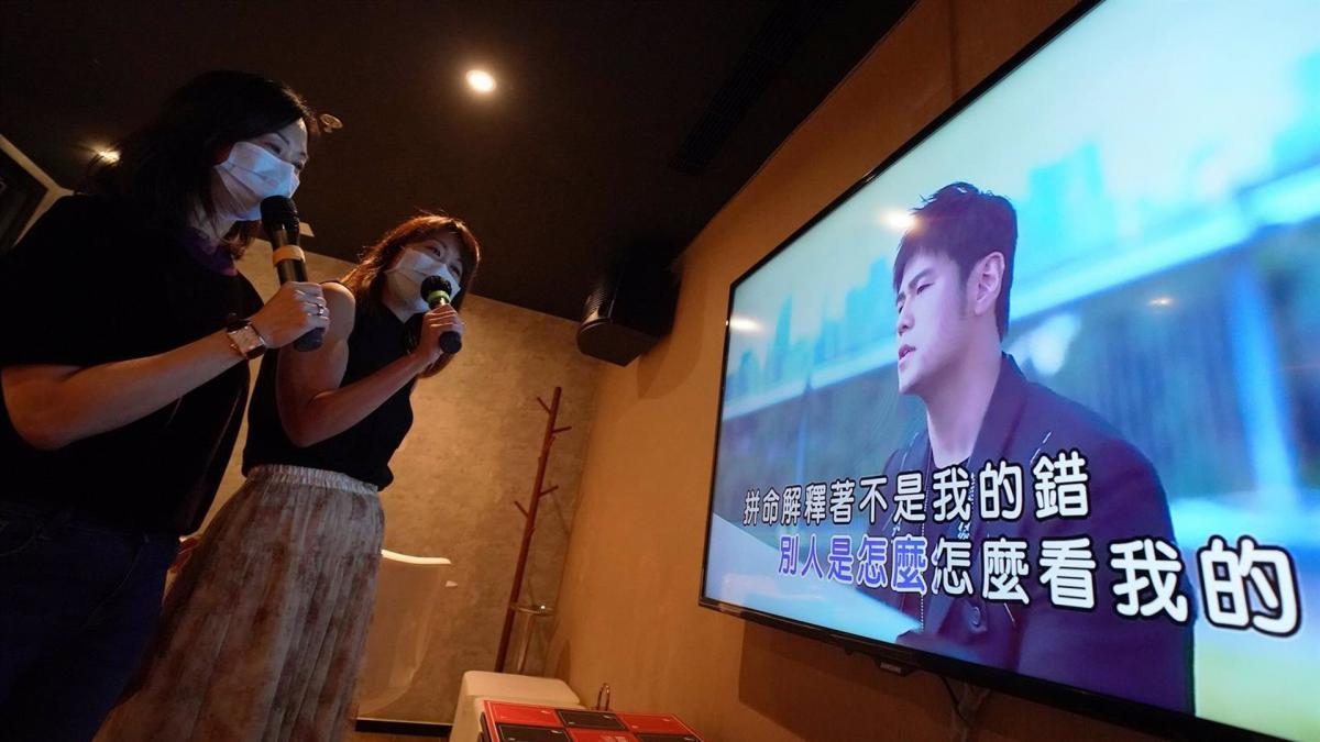Noticia: China prohibirá las canciones de karaokes que amenacen la "seguridad nacional" China prohibirá las canciones de karaokes que amenacen la "seguridad nacional"