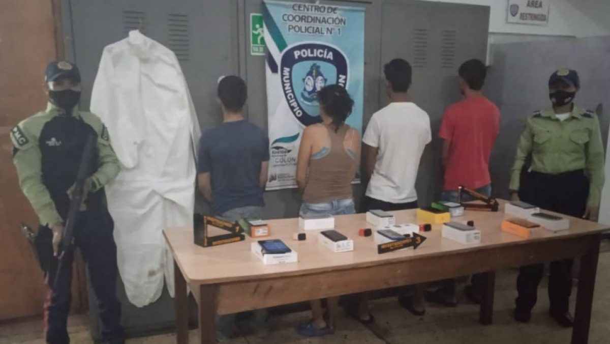 Noticia: Usaban trajes anticovid para robar y fueron capturados Usaban trajes anticovid para robar y fueron capturados