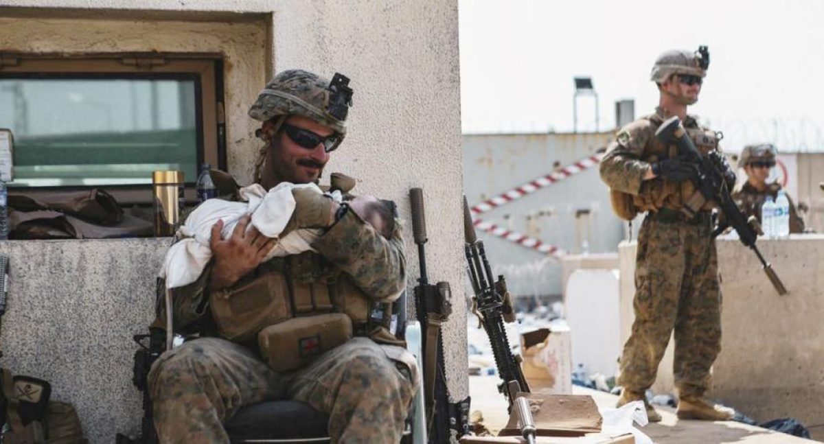 Noticia: Fotos de soldados estadounidenses cuidando a bebés afganos conmueven al mundo Fotos de soldados estadounidenses cuidando a bebés afganos conmueven al mundo