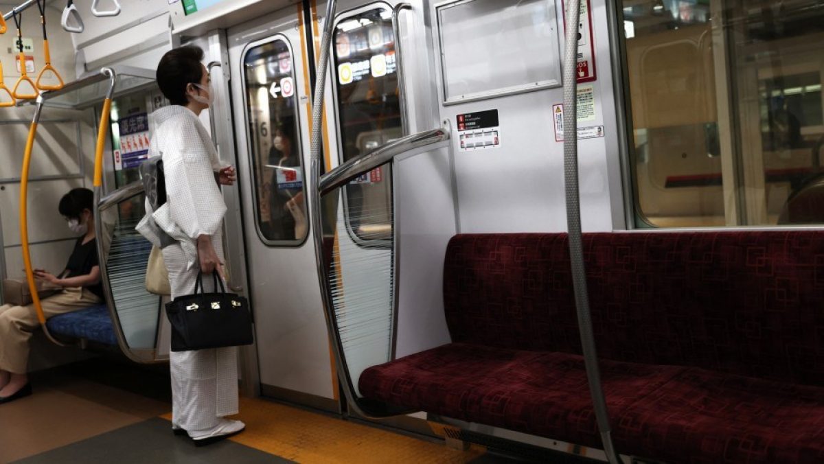 Noticia: Sujeto lanza ácido a dos personas en estación de tren en Tokio Sujeto lanza ácido a dos personas en estación de tren en Tokio