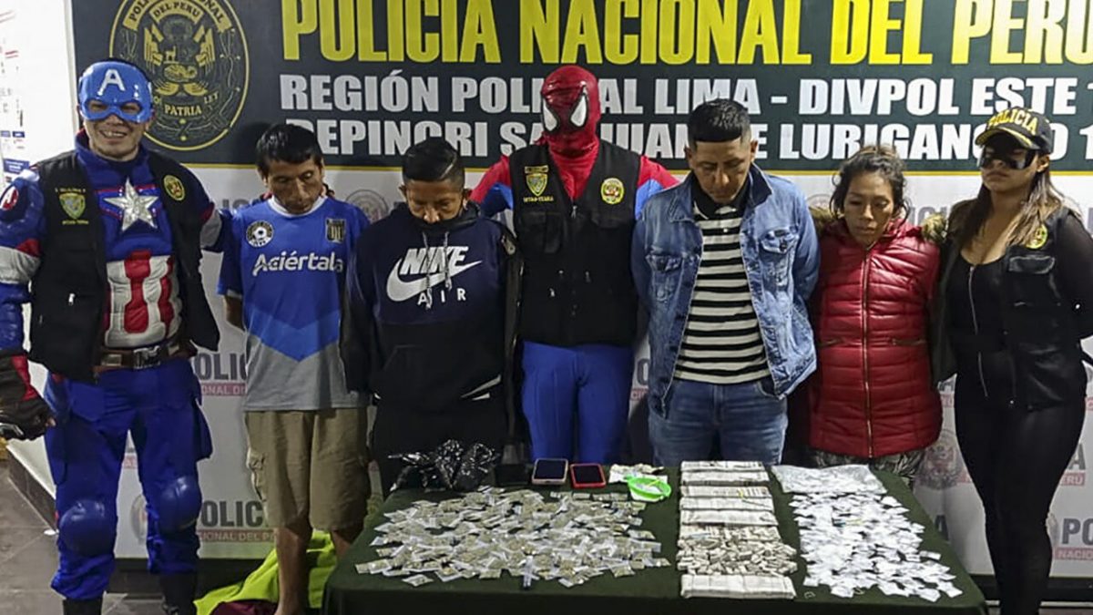 Noticia: Policías disfrazados de los 'Avengers' detienen a banda que vendía droga en Perú Policías disfrazados de los 'Avengers' detienen a banda que vendía droga en Perú