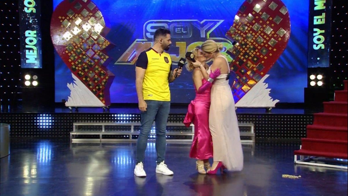 Noticia: Marián Sabaté y Carolina Jaume a lo Britney y Madonna ¿Fue un beso? Marián Sabaté y Carolina Jaume a lo Britney y Madonna ¿Fue un beso?