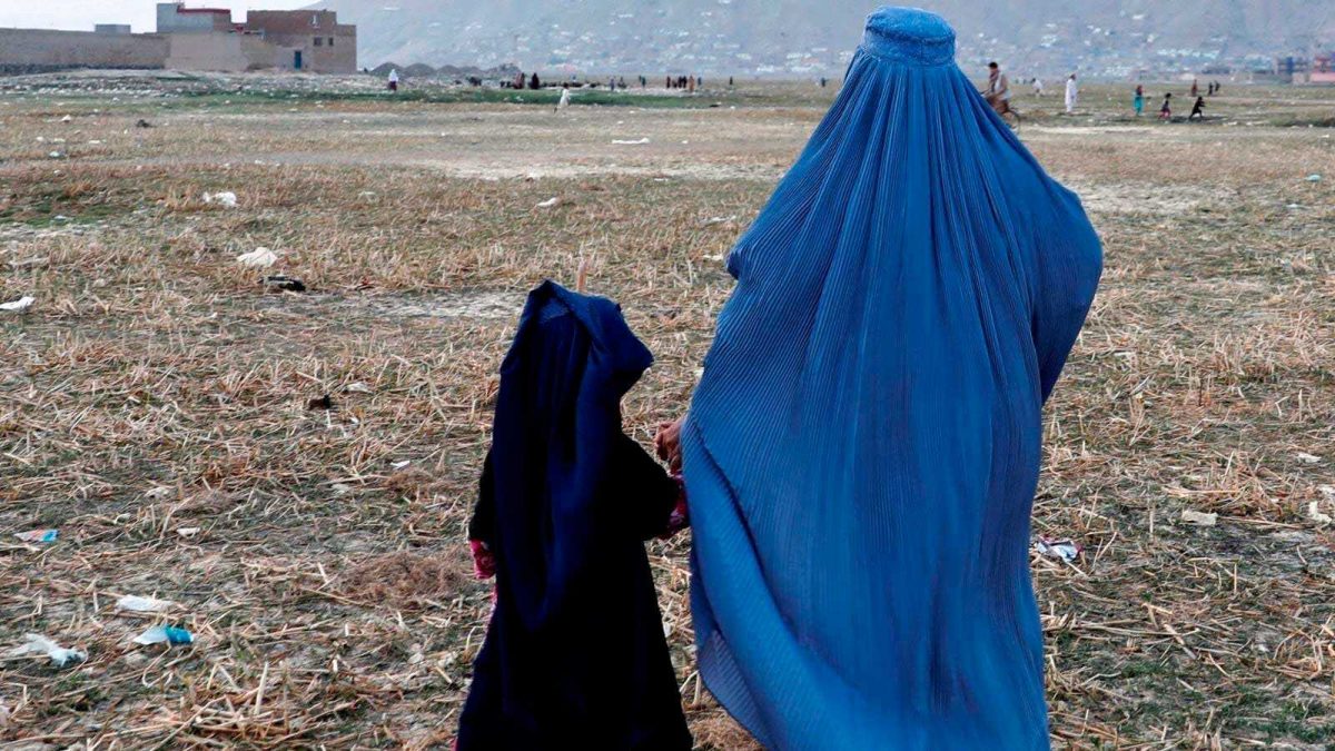 Noticia: Padre afgano vende a su hija por 500 dólares para salvar a su familia Padre afgano vende a su hija por 500 dólares para salvar a su familia