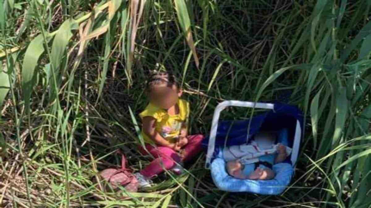 Noticia: Una niña y un bebé fueron encontrados abandonados en la frontera de Estados Unidos Una niña y un bebé fueron encontrados abandonados en la frontera de Estados Unidos