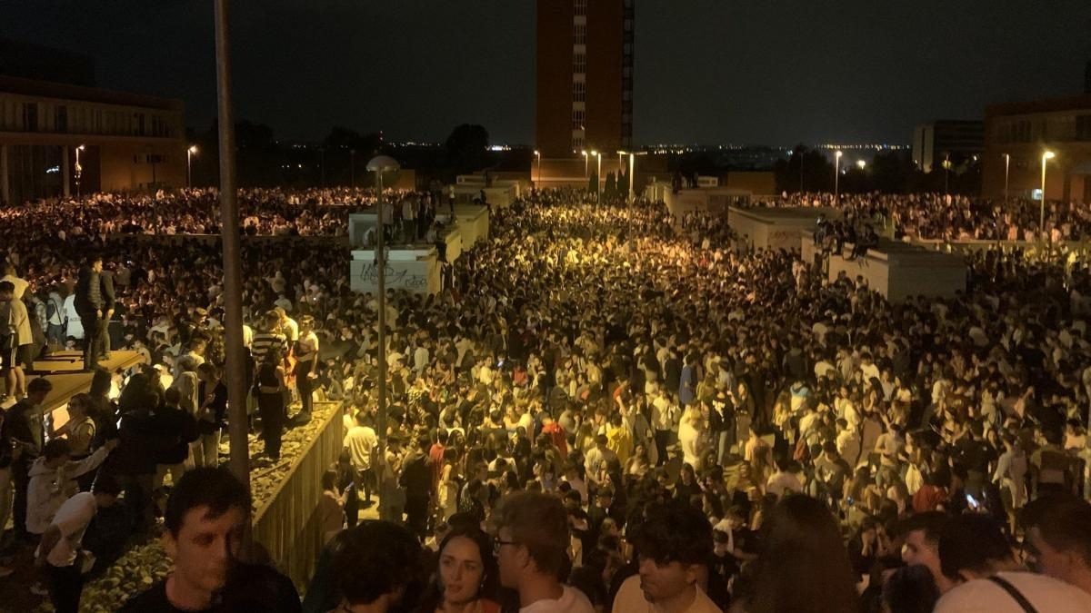 Noticia: Cerca de 25.000 personas se reúnen en macrofiesta en universidad de Madrid Cerca de 25.000 personas se reúnen en macrofiesta en universidad de Madrid