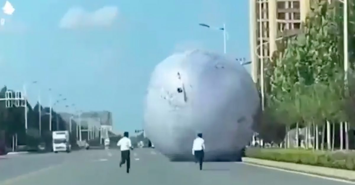 Noticia: Una luna gigante fue perseguida por las calles de una populosa ciudad china Una luna gigante fue perseguida por las calles de una populosa ciudad china