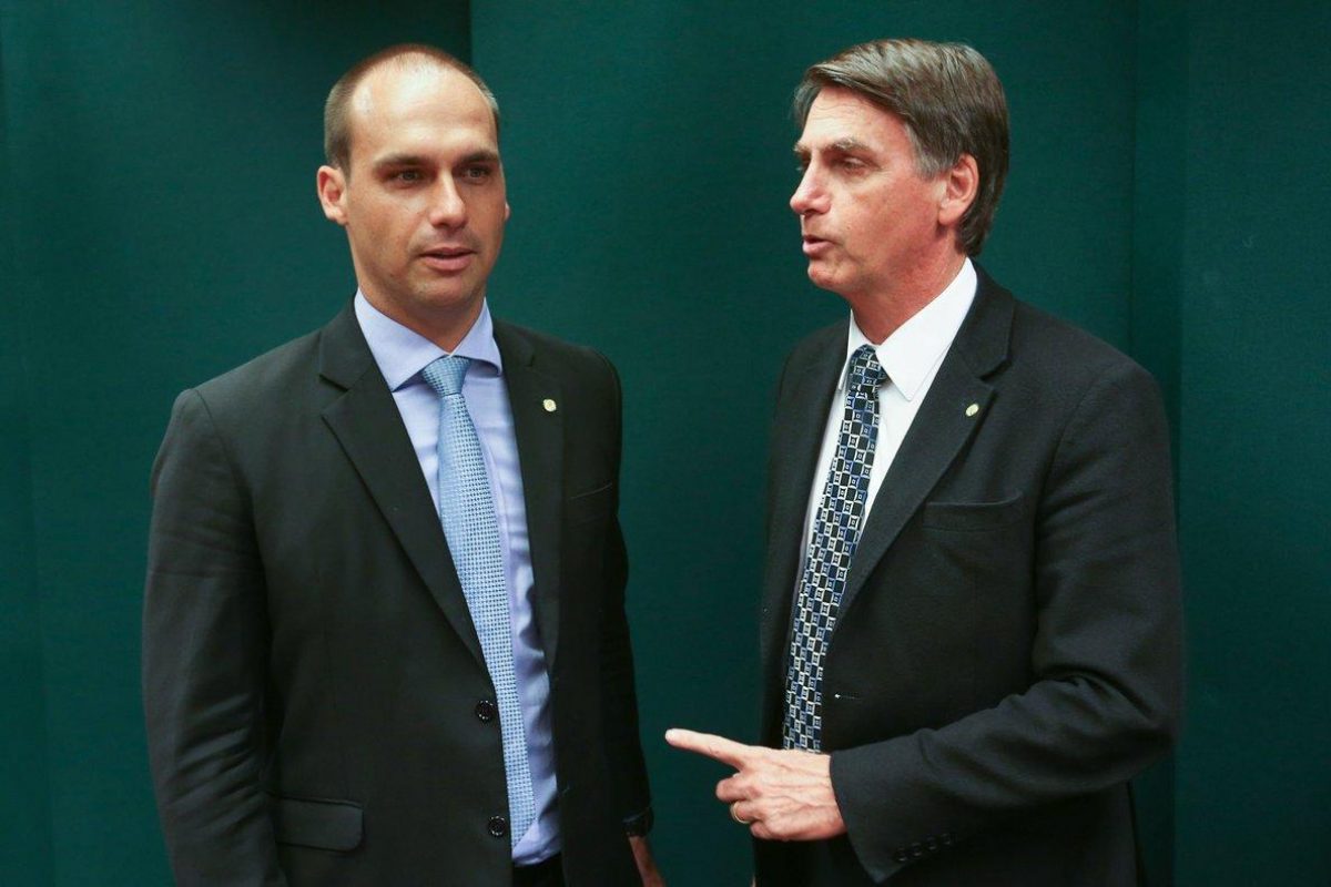 Noticia: El hijo del presidente basileño, Jair Bolsonaro, dio positivo por covid-19 El hijo del presidente basileño, Jair Bolsonaro, dio positivo por covid-19