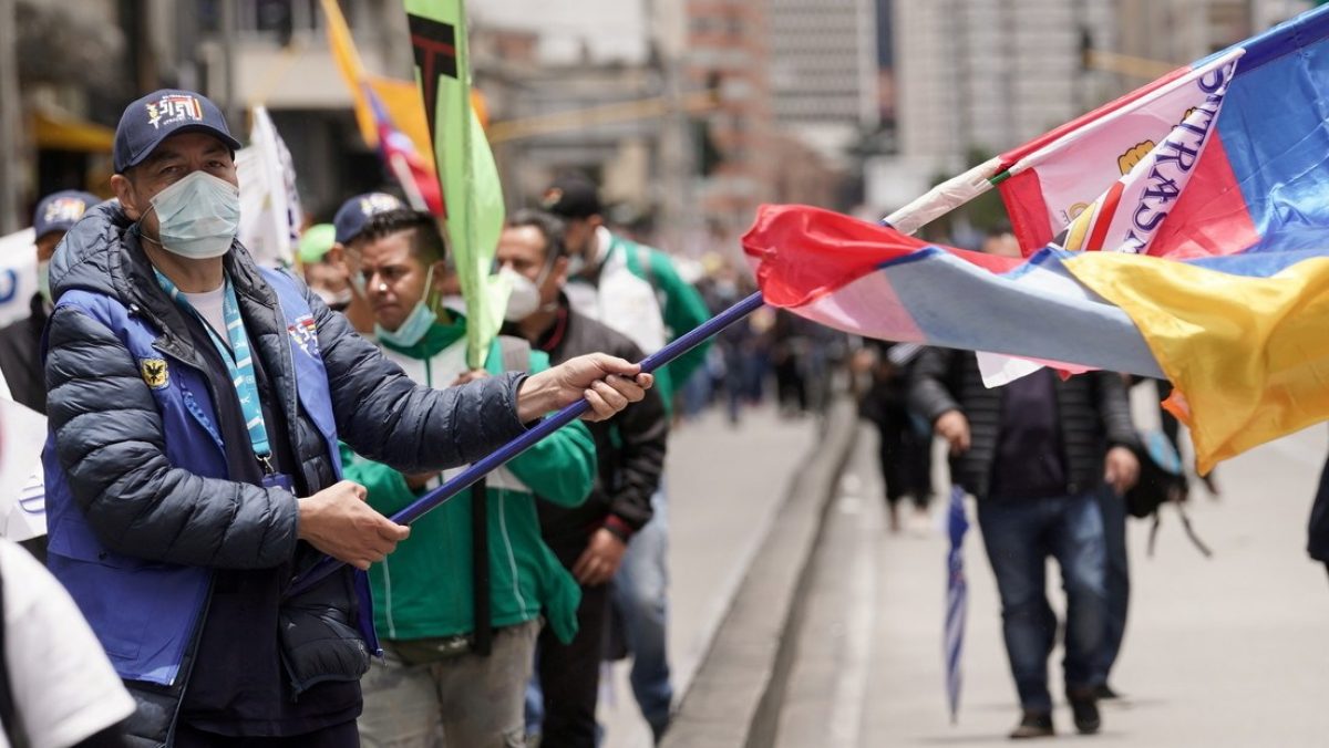 Noticia: Al menos 31 heridos en choques entre manifestantes y policía en Bogotá Al menos 31 heridos en choques entre manifestantes y policía en Bogotá