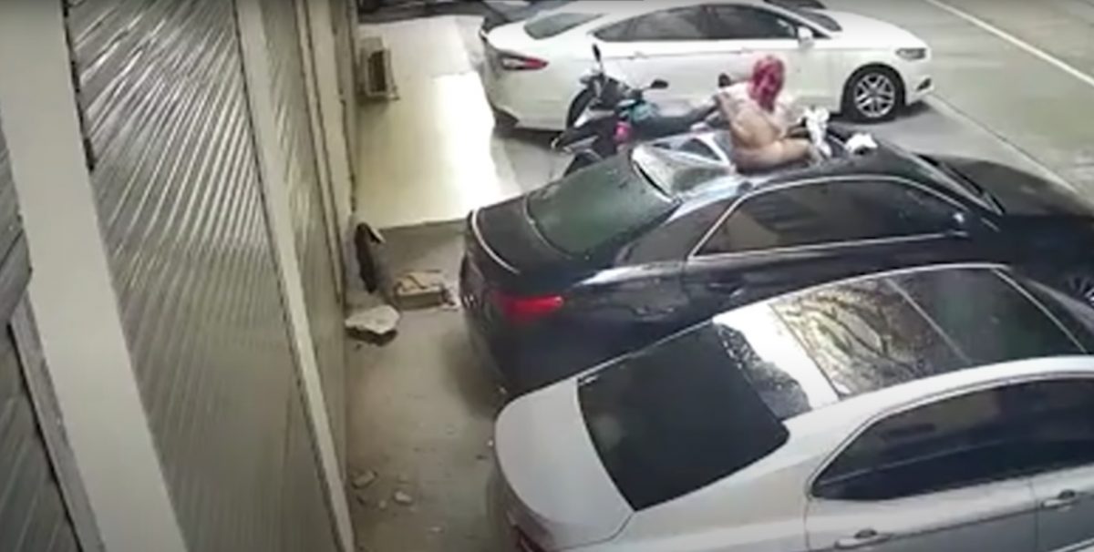 Noticia: Mujer cayó sobre un carro tras tener relaciones íntimas con su pareja en un balcón Mujer cayó sobre un carro tras tener relaciones íntimas con su pareja en un balcón