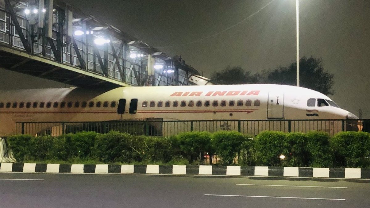 Noticia: Un avión se queda atascado en un puente peatonal y se vuelve viral Un avión se queda atascado en un puente peatonal y se vuelve viral
