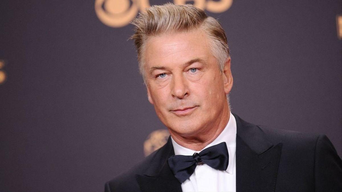 Noticia: El actor Alec Baldwin mató accidentalmente a una mujer durante un rodaje El actor Alec Baldwin mató accidentalmente a una mujer durante un rodaje