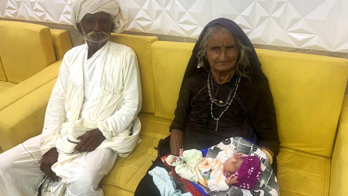Noticia: Mujer afirma haber dado a luz a su primer bebé a los 70 años Mujer afirma haber dado a luz a su primer bebé a los 70 años