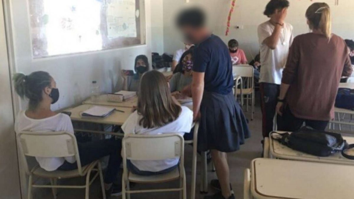 Noticia: Alumno fue a clases con falda porque le prohibieron usar short Alumno fue a clases con falda porque le prohibieron usar short