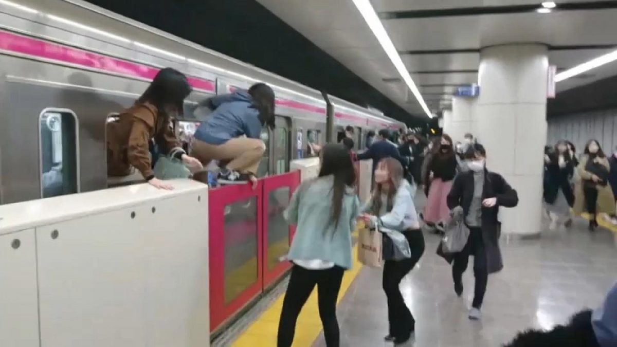Noticia: Sujeto disfrazado del "Joker" apuñaló a 17 personas en metro de Tokio Sujeto disfrazado del "Joker" apuñaló a 17 personas en metro de Tokio