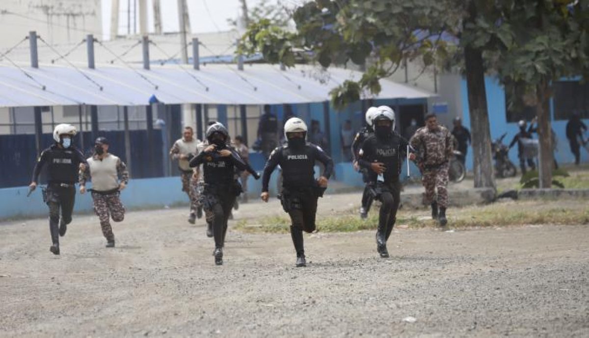 Noticia: Guayaquil: Tratan de controlar tiroteos en la Penitenciaría del Litoral Guayaquil: Tratan de controlar tiroteos en la Penitenciaría del Litoral