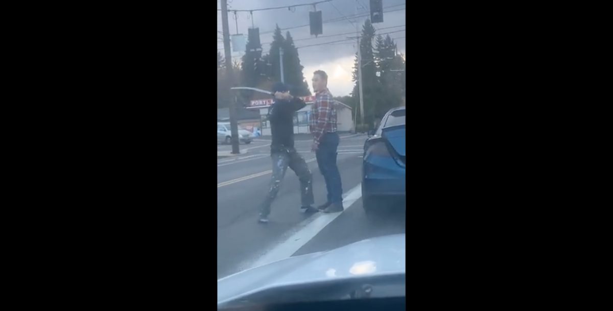 Noticia: Captaron riña entre conductores que cargaban una espada y una escopeta durante la discusión Captaron riña entre conductores que cargaban una espada y una escopeta durante la discusión