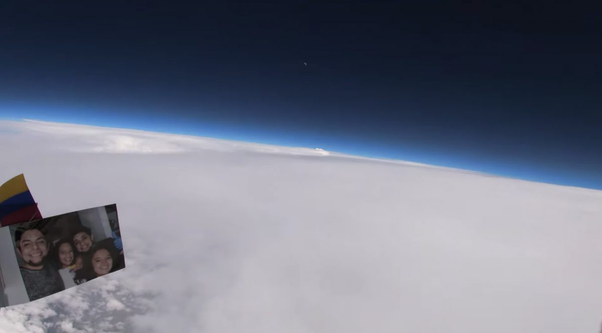 Noticia: Su foto familiar llegó al espacio gracias a una caja, un globo y una cámara Su foto familiar llegó al espacio gracias a una caja, un globo y una cámara